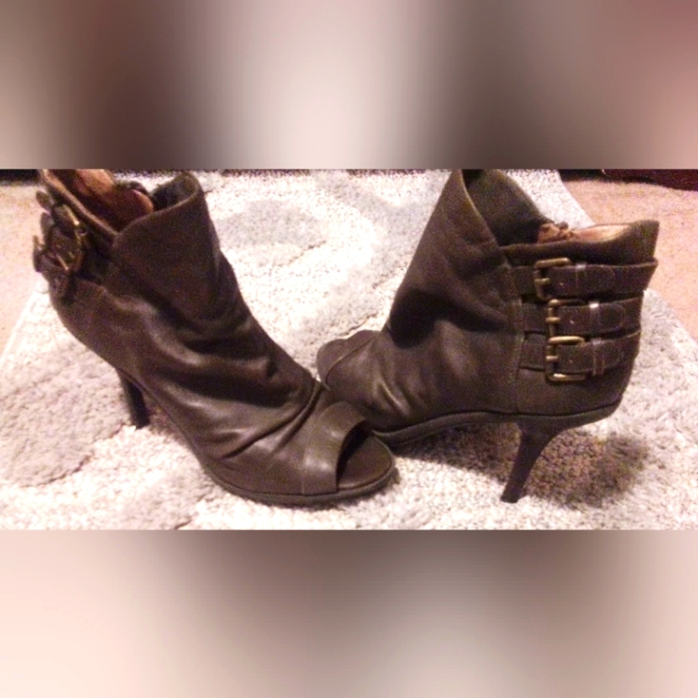 New condition, Sexy Nine West open toed heels.
